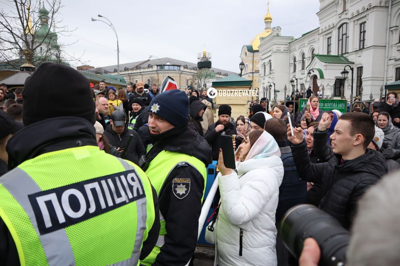 Шоу продолжается: в Киево-Печерской лавре продолжается противостояние, но обещанного "Мерседесом" "штурма" не дождались. Фото и видео