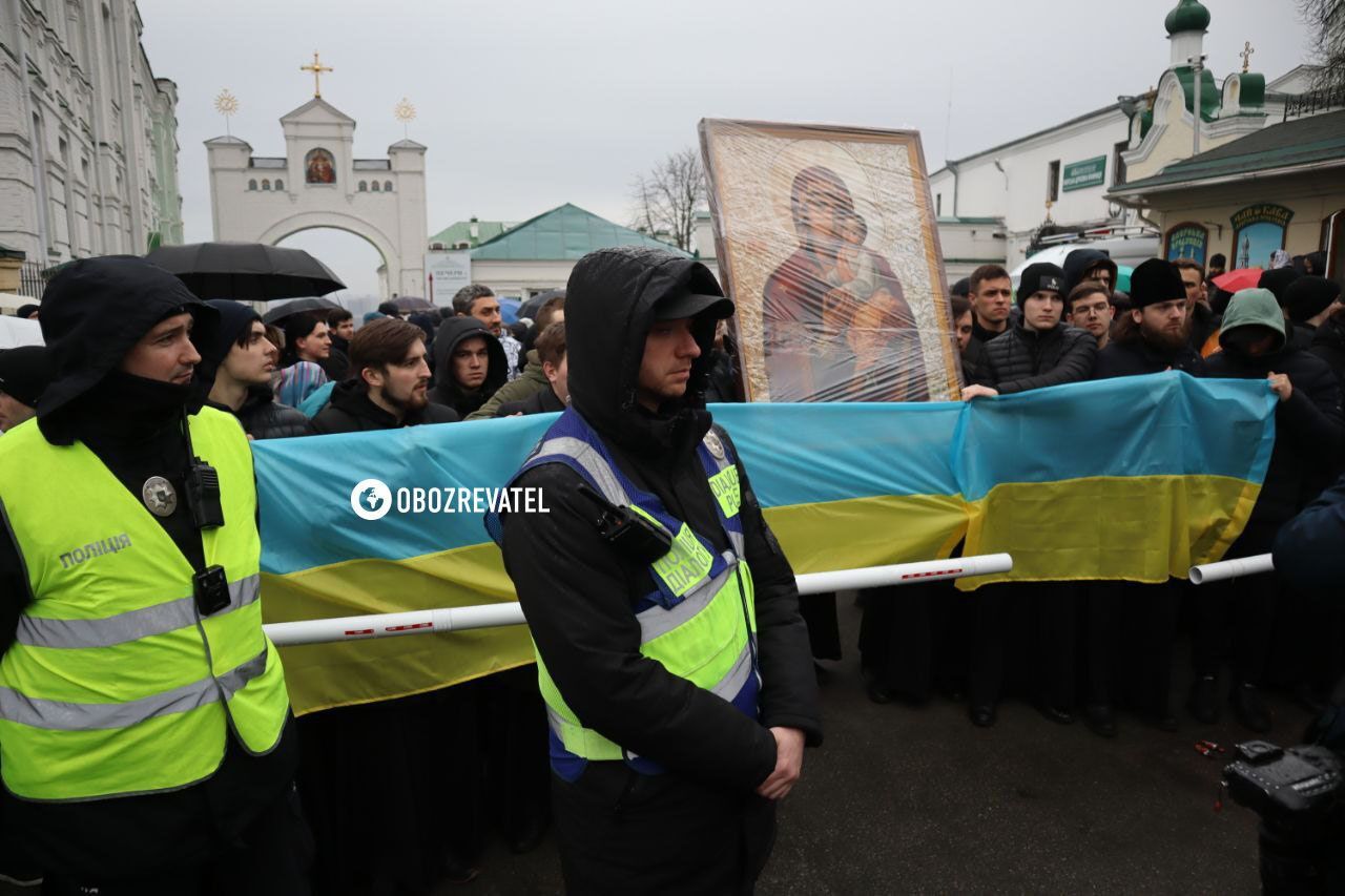 Шоу продолжается: в Киево-Печерской лавре продолжается противостояние, но обещанного "Мерседесом" "штурма" не дождались. Фото и видео