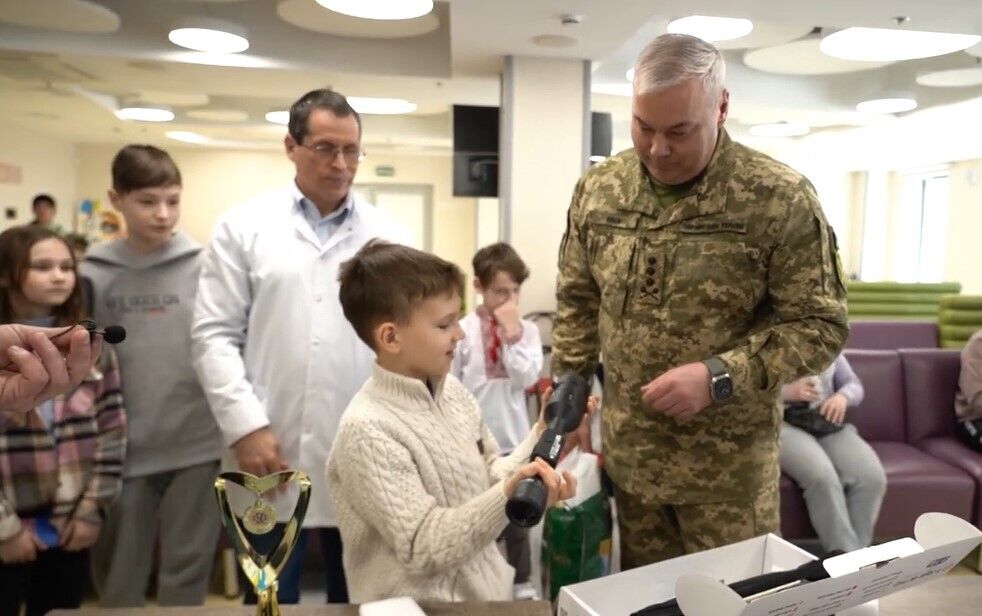 Лікарі "Охматдиту" подарували захисникам України приціли й прилад нічного бачення: кошти зібрали на ярмарку. Відео