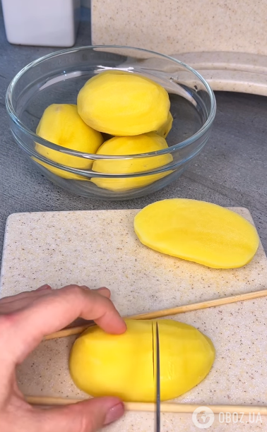 Найпростіший варіант приготування картоплі в духовці: завжди виходить хрусткою 