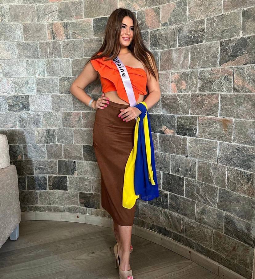 Модель з України потрапила у скандал, зробивши фото з росіянкою на "Miss Eco International"