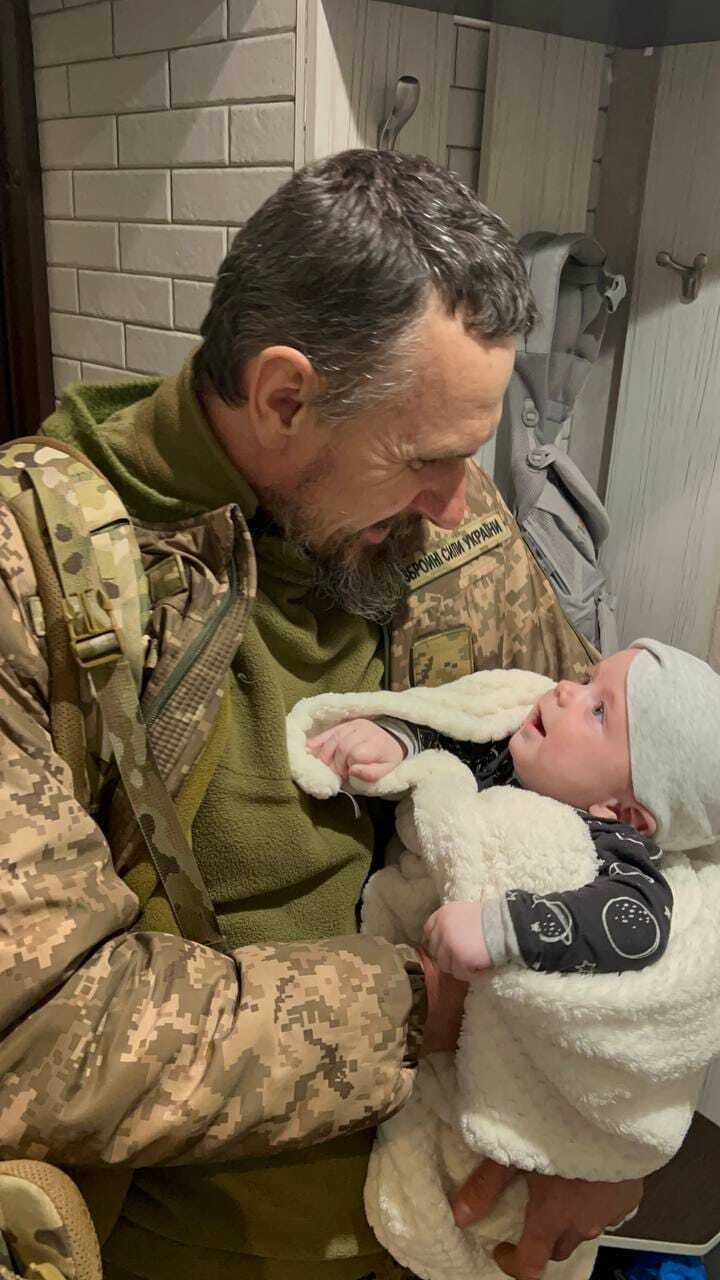 Режисер-воїн Олег Сенцов уперше зміг взяти на руки свого новонародженого сина: зворушливе фото 