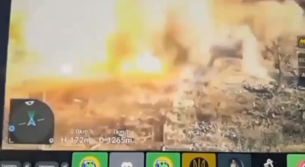 Украинские защитники взорвали заминированное здание, в которое вошла пехота РФ: фееричное видео