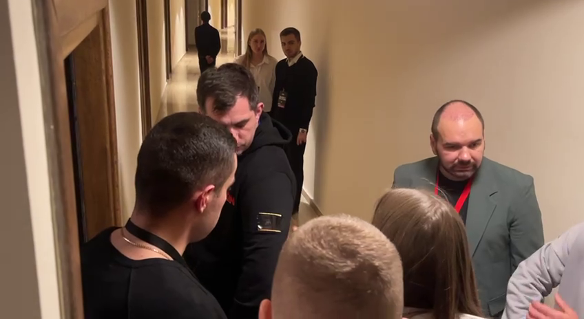 Знаменитого российского боксера заставили заклеить флаг РФ перед чемпионским боем. Видео