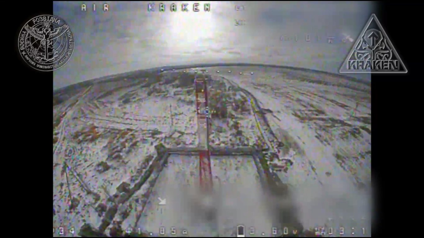 Дрон-камикадзе спецподразделения ''KRAKEN'' уничтожил автономную башню наблюдения ''Гренадер'' в Брянской области. Видео