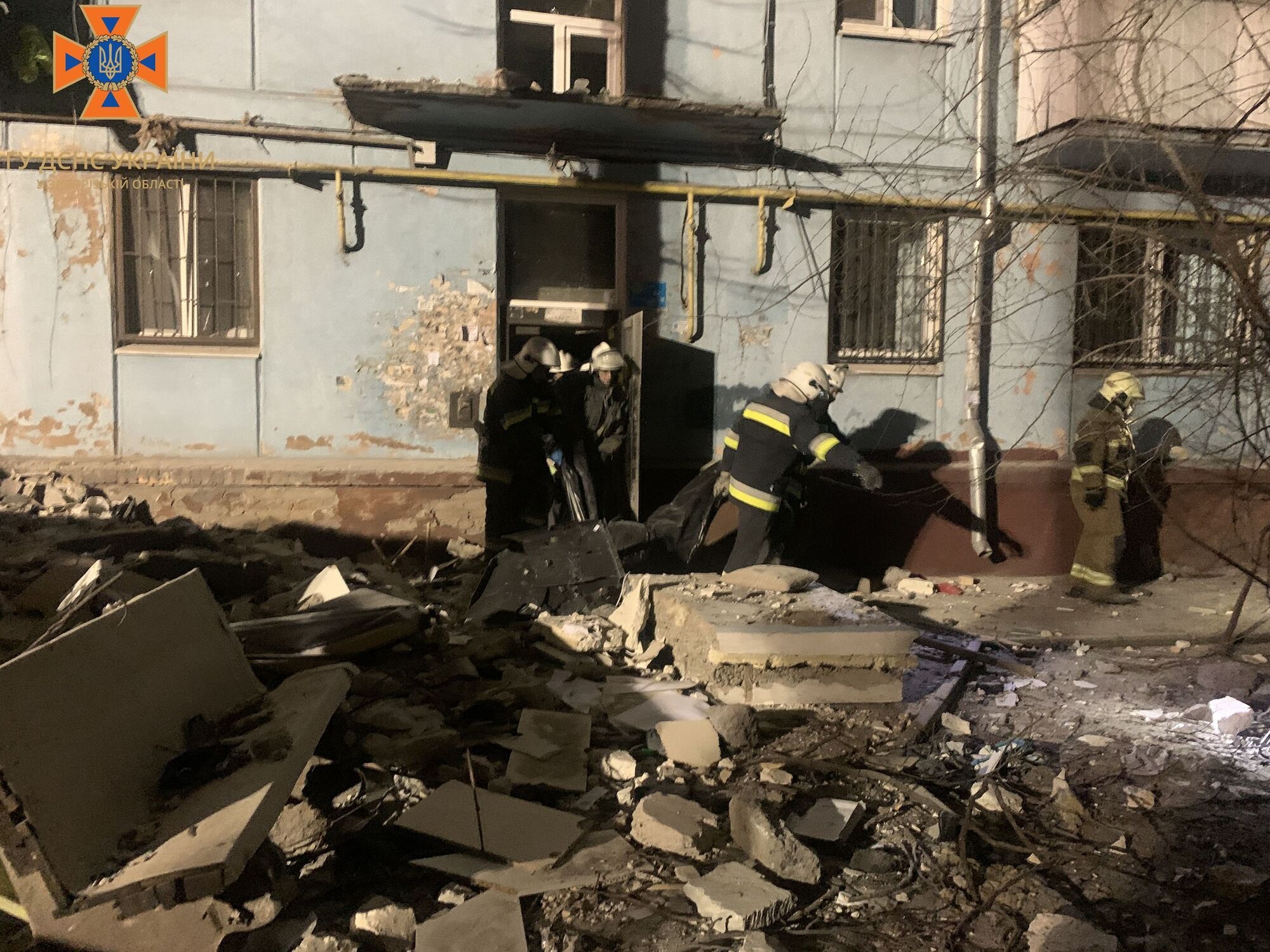 Росія вбила 13 осіб ракетним ударом по будинку в Запоріжжі: нові фото з місця трагедії