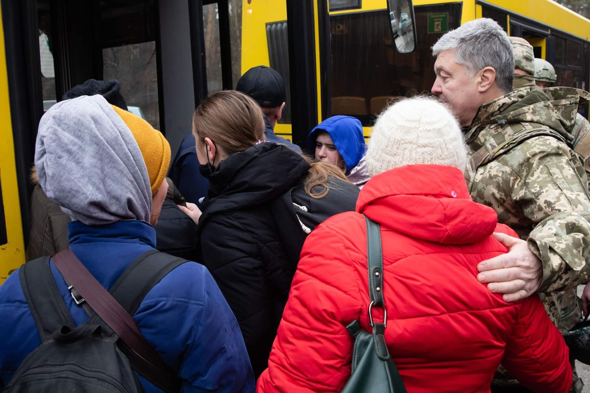 Порошенко показав, як рік тому під обстрілами люди рятувались з Ірпеня