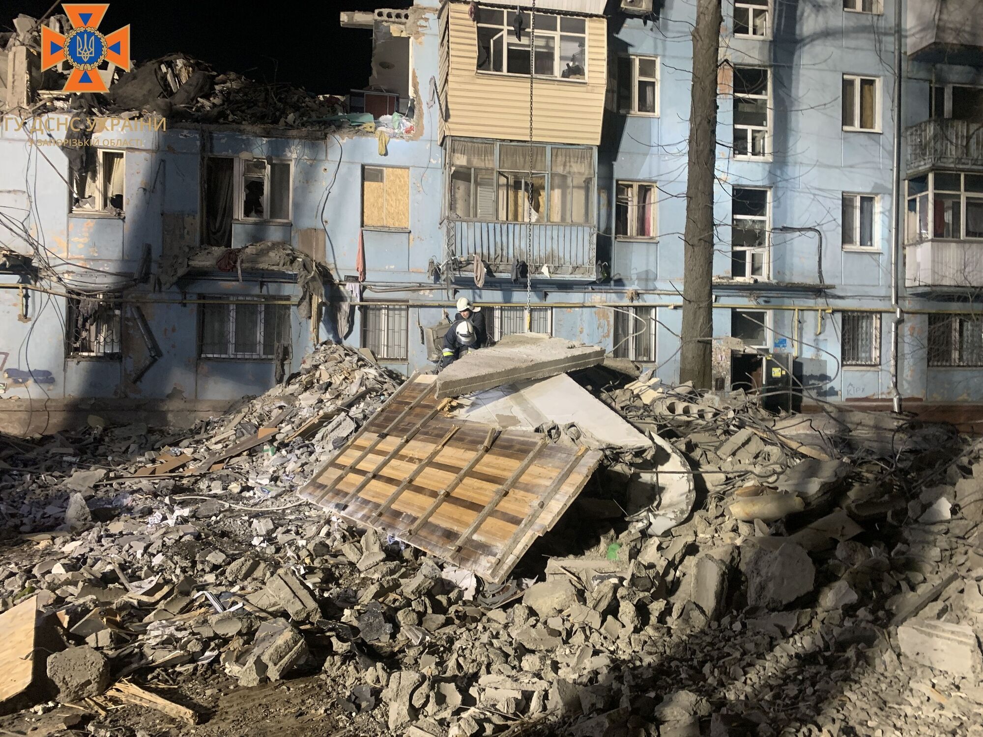 Росія вбила 13 осіб ракетним ударом по будинку в Запоріжжі: нові фото з місця трагедії