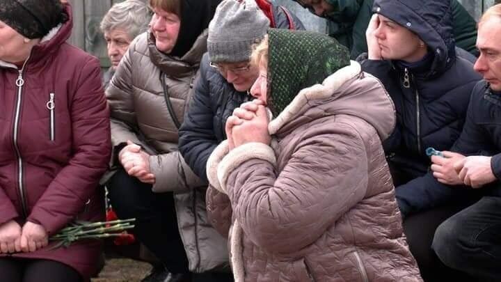 Донька Віра ніколи не побачить тата: на Чернігівщині попрощалися з прикордонником, якого шукали майже рік. Фото
