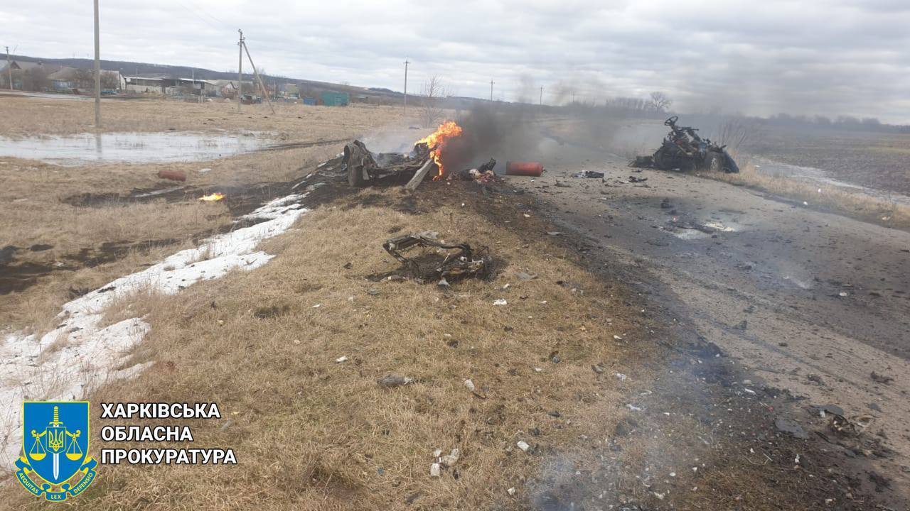 Мужчина и женщина погибли на месте: оккупанты обстреляли Харьковщину, вражеский снаряд попал в авто мирных жителей. Фото