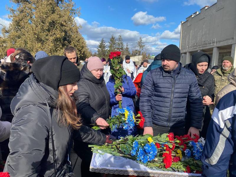 Без отца остались двое детей: в Винницкой области простились с погибшим в боях за Украину Героем. Фото