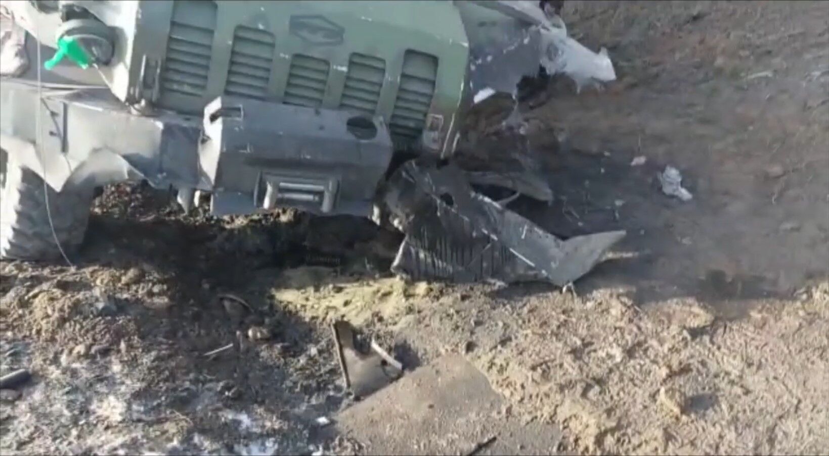 Український бронеавтомобіль ''Варта'' витримав підрив на міні та зберіг життя 10 воїнів. Відео