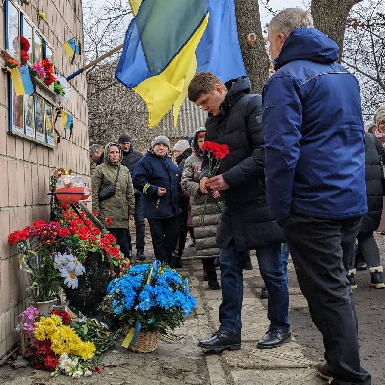 Всех расстреляли с близкого расстояния: в Буче почтили память убитых оккупантами жителей. Фото