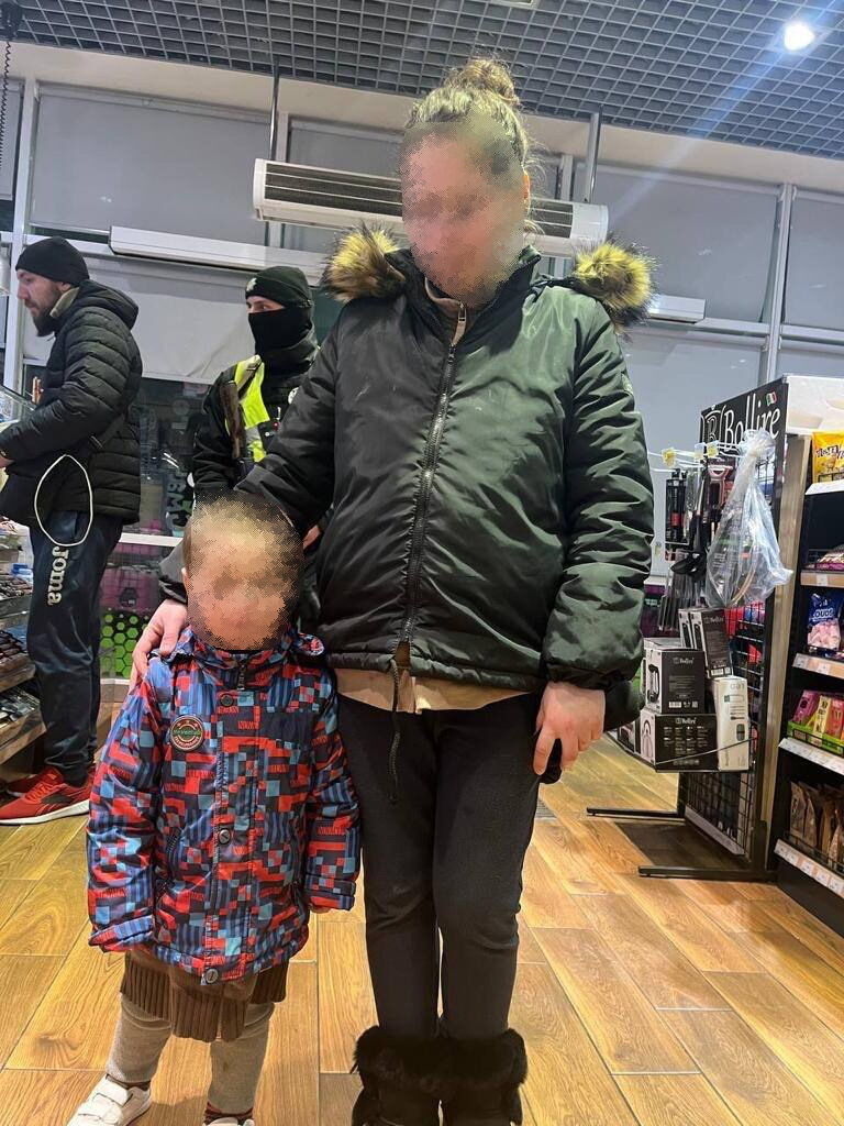 Правоохоронці знайшли в столичному ТРЦ вагітну жінку та її дитину, які зникли на Київщині. Фото