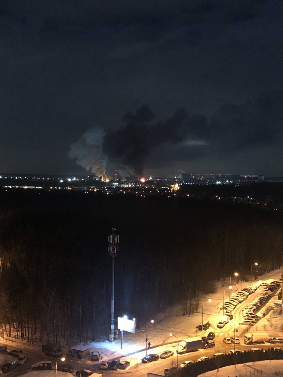 Под Москвой вспыхнул масштабный пожар на коксогазовом заводе: произошел взрыв, огонь охватил один из цехов. Фото и видео