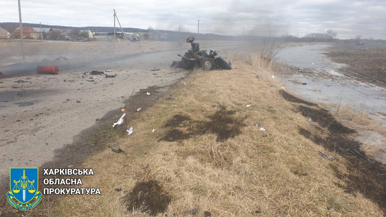 Мужчина и женщина погибли на месте: оккупанты обстреляли Харьковщину, вражеский снаряд попал в авто мирных жителей. Фото