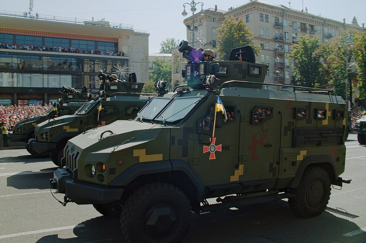 Украинский бронеавтомобиль "Варта" выдержал подрыв на мине и сохранил жизнь 10 воинам. Видео