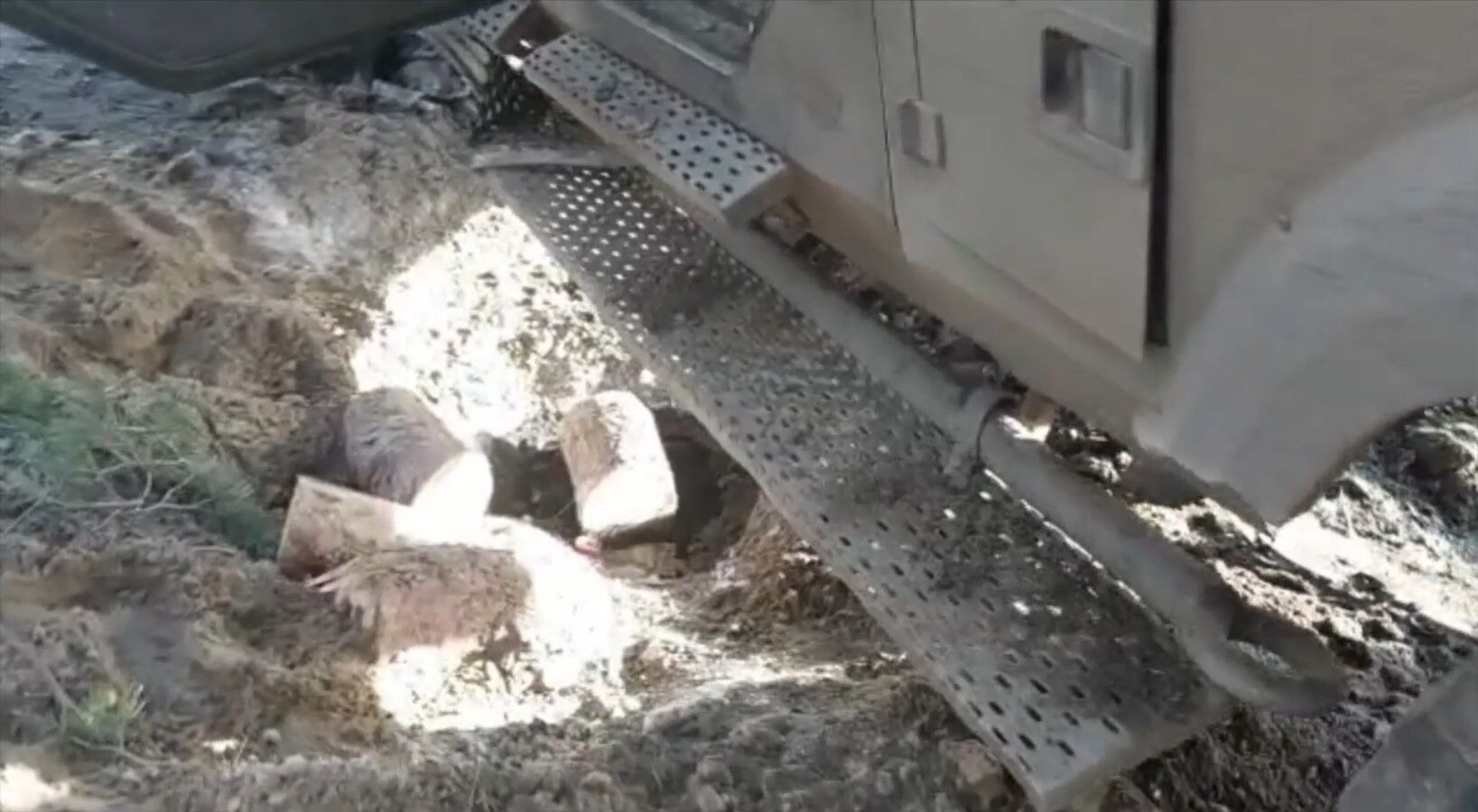 Украинский бронеавтомобиль "Варта" выдержал подрыв на мине и сохранил жизнь 10 воинам. Видео