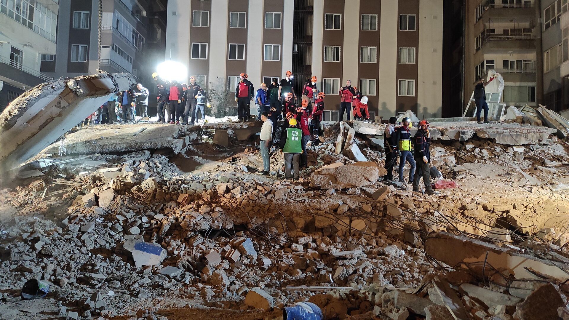 В Турции обрушилась многоэтажка, которая была повреждена в результате землетрясения: жуткий момент попал на видео