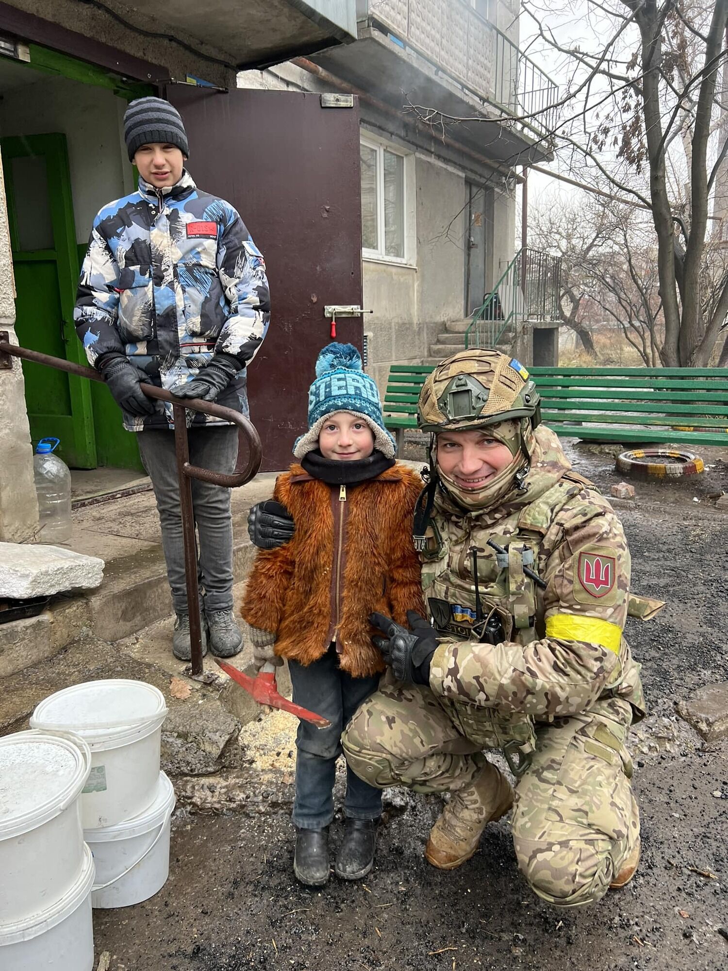 "Це була надскладна операція": захисник Бахмута розповів про порятунок 7-річного хлопчика, для якого він став хрещеним батьком 