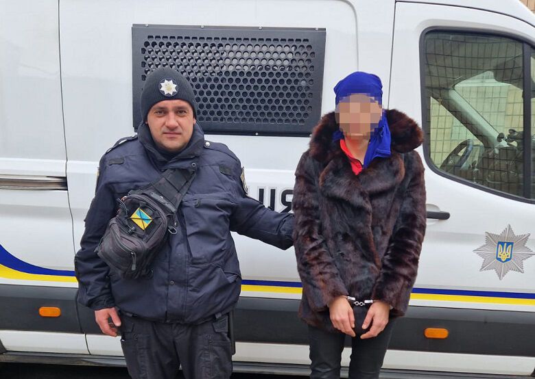 У Києві іноземка гуляла по вулиці із гранатою та психотропами в пакеті. Фото