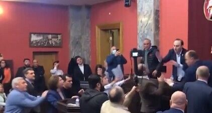 У Грузії під час слухань законопроєктів щодо "іноагентів" депутати влаштували бійку: під будівлею пройшов протест. Відео
