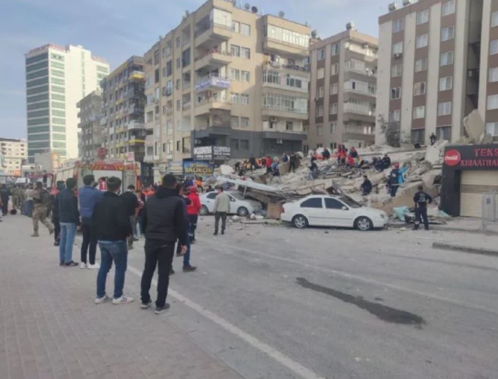 В Турции обрушилась многоэтажка, которая была повреждена в результате землетрясения: жуткий момент попал на видео