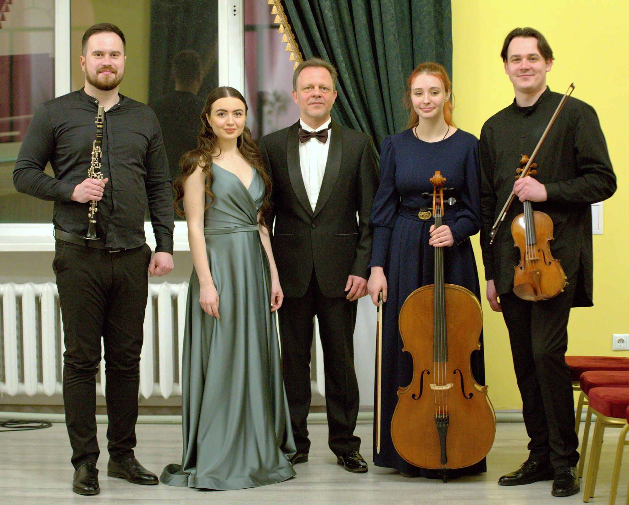 Зустріли весну з класикою: попри війну у Хмельницькій обласній філармонії відбувся концерт проєкту "Заради майбутнього"