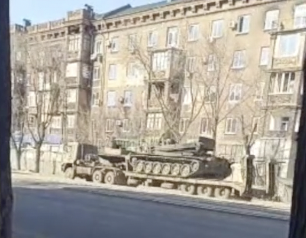 Росія масово перекидає військову техніку на Запорізький напрямок через окупований Маріуполь, – Андрющенко