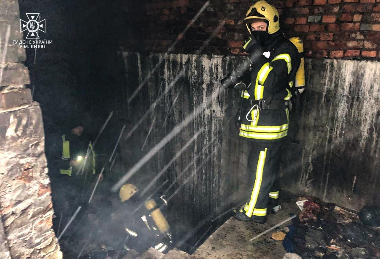 У Києві сталась пожежа в приміщенні підземного паркінгу: є загиблий. Фото 
