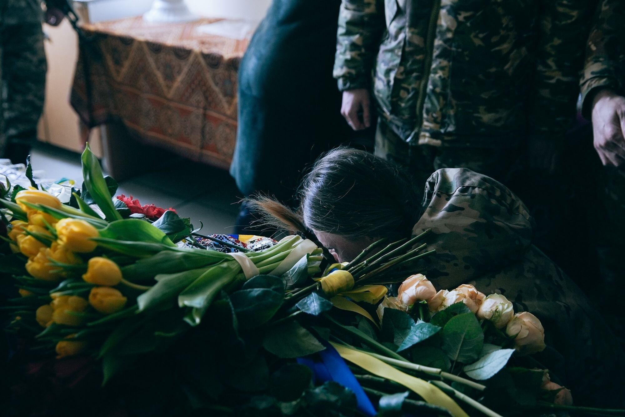 Море цветов, как для невесты: в Виннице провели в последний путь 29-летнюю медика Яну "Яру" Рыхлицкую. Фото