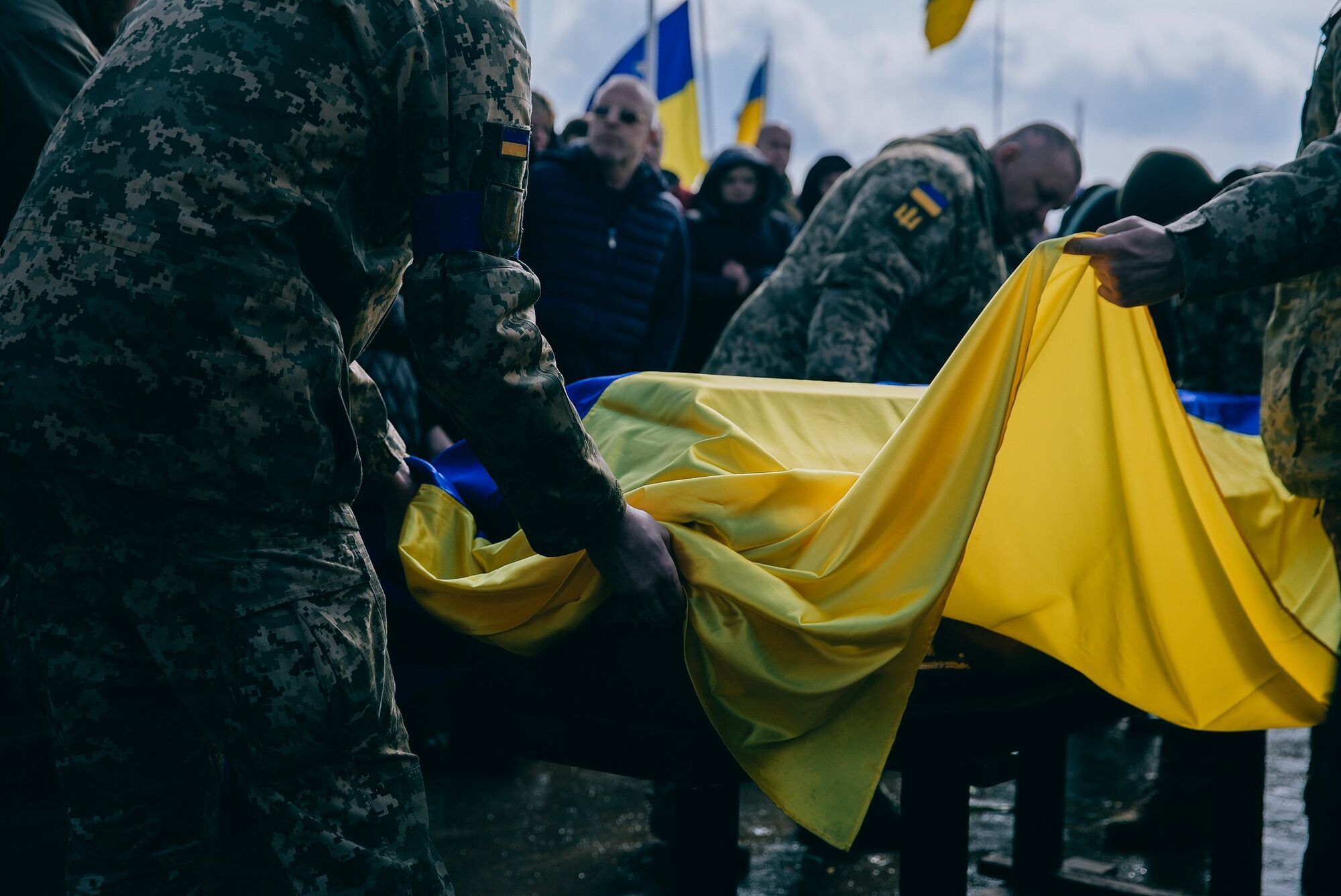 Море цветов, как для невесты: в Виннице провели в последний путь 29-летнюю медика Яну "Яру" Рыхлицкую. Фото