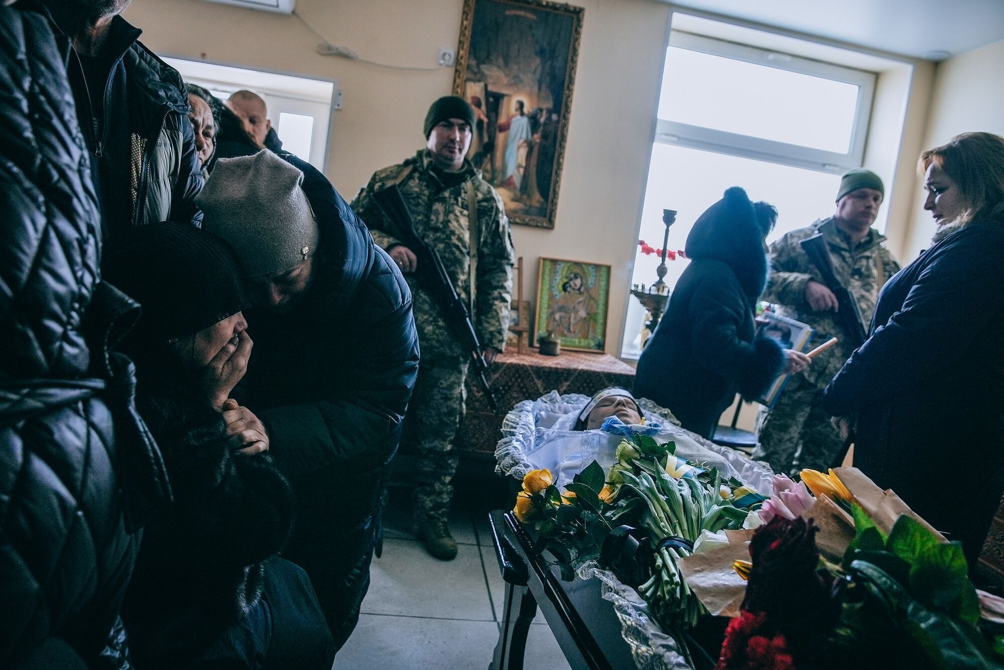 Море цветов, как для невесты: в Виннице провели в последний путь 29-летнюю медика Яну "Яру" Рыхлицкую. Фото