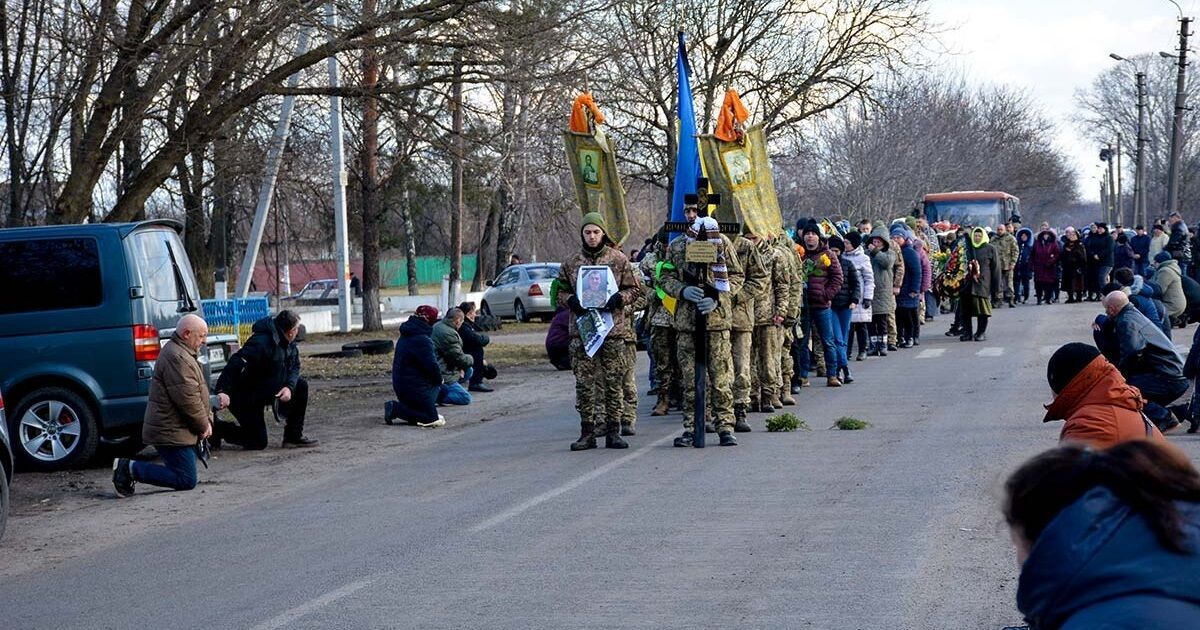 Усе село стояло на колінах, зустрічаючи Героя: на Київщині попрощалися із загиблим на фронті земляком. Фото 