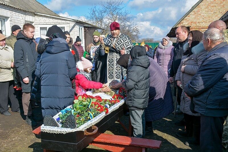 Усе село стояло на колінах, зустрічаючи Героя: на Київщині попрощалися із загиблим на фронті земляком. Фото 