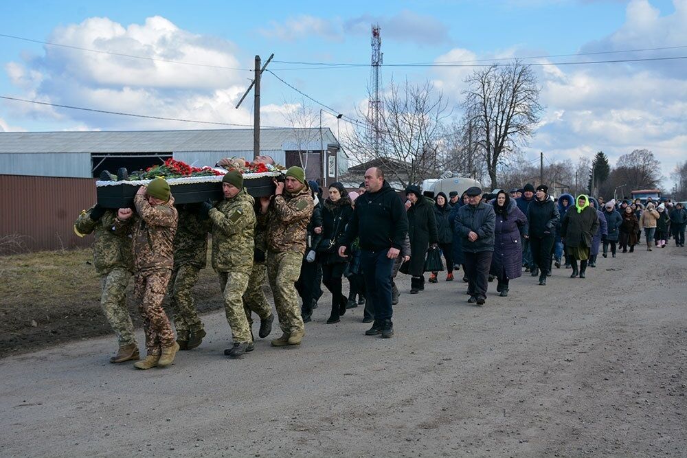 Все село стояло на коленях, встречая Героя: на Киевщине попрощались с погибшим на фронте земляком. Фото