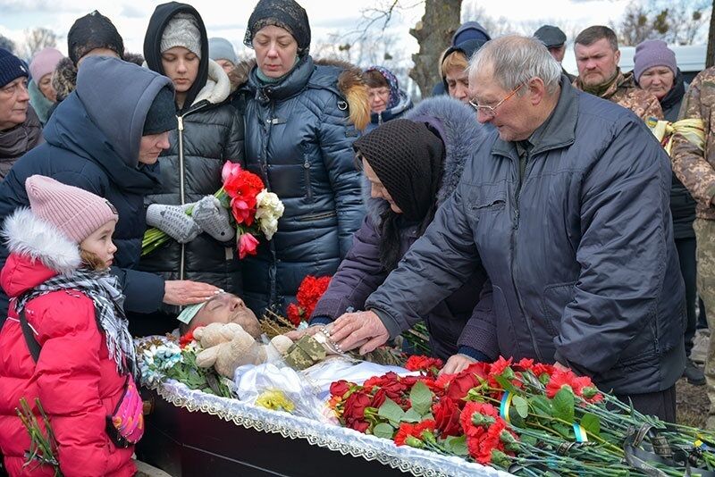 Усе село стояло на колінах, зустрічаючи Героя: на Київщині попрощалися із загиблим на фронті земляком. Фото 