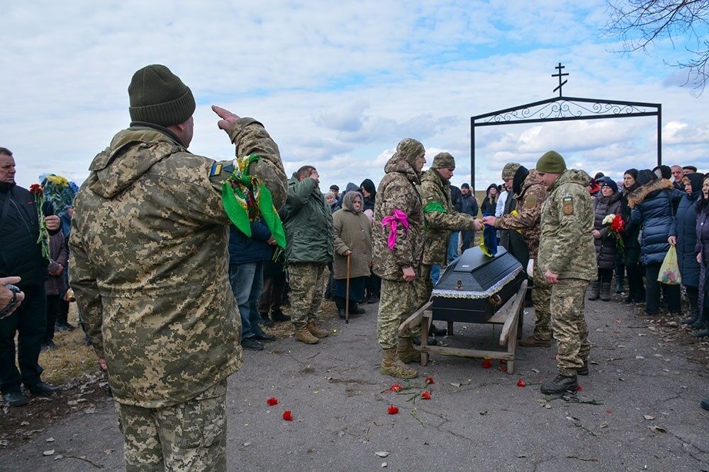 Все село стояло на коленях, встречая Героя: на Киевщине попрощались с погибшим на фронте земляком. Фото