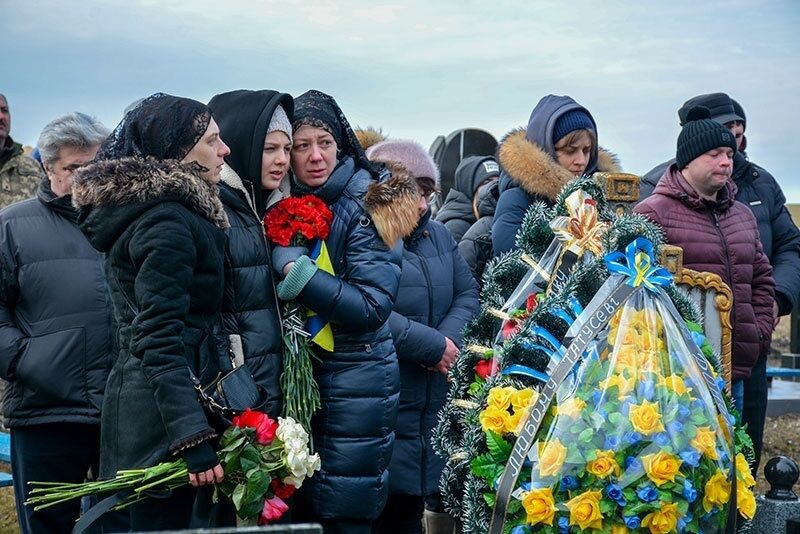 Усе село стояло на колінах, зустрічаючи Героя: на Київщині попрощалися із загиблим на фронті земляком. Фото 