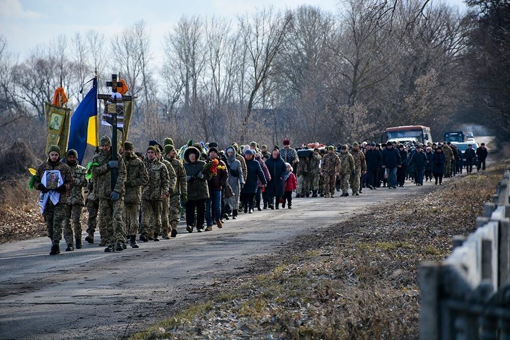 Усе село стояло на колінах, зустрічаючи Героя: на Київщині попрощалися із загиблим на фронті земляком. Фото 