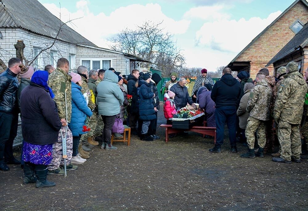 Усе село стояло на колінах, зустрічаючи Героя: на Київщині попрощалися із загиблим на фронті земляком. Фото 