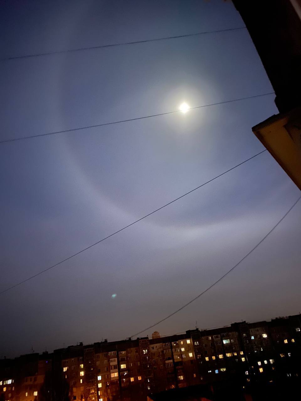 В небі над Києвом вночі можна було спостерігати рідкісне оптичне явище. Фото