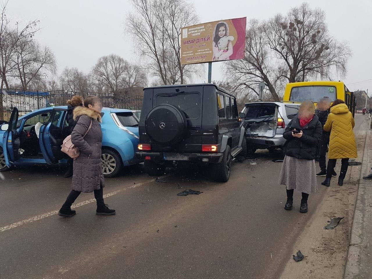 У Києві на Осокорках сталась масова аварія за участю маршрутки. Фото та відео
