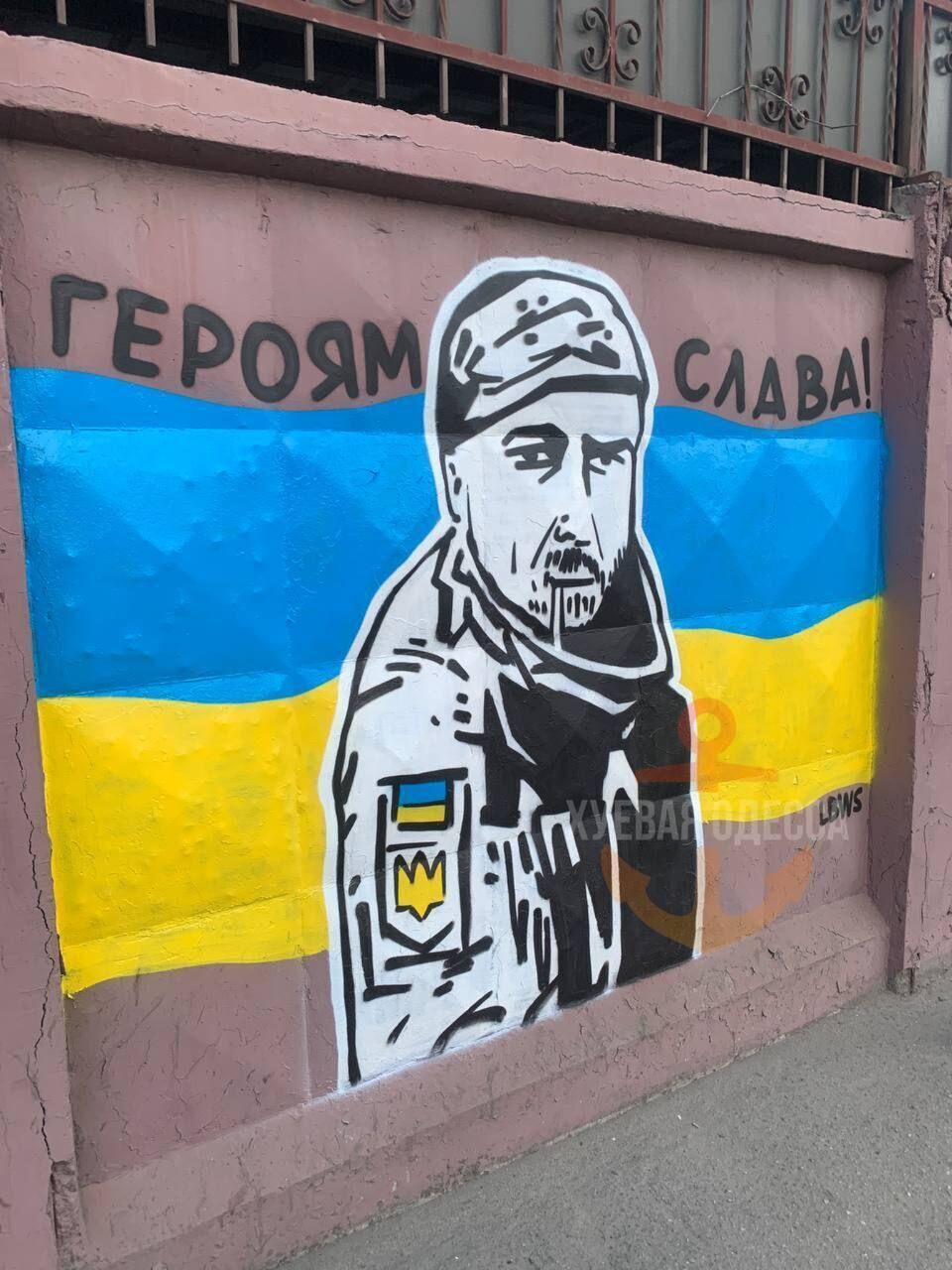 В Одессе появился мурал в честь расстрелянного оккупантами украинского пленника. Фото