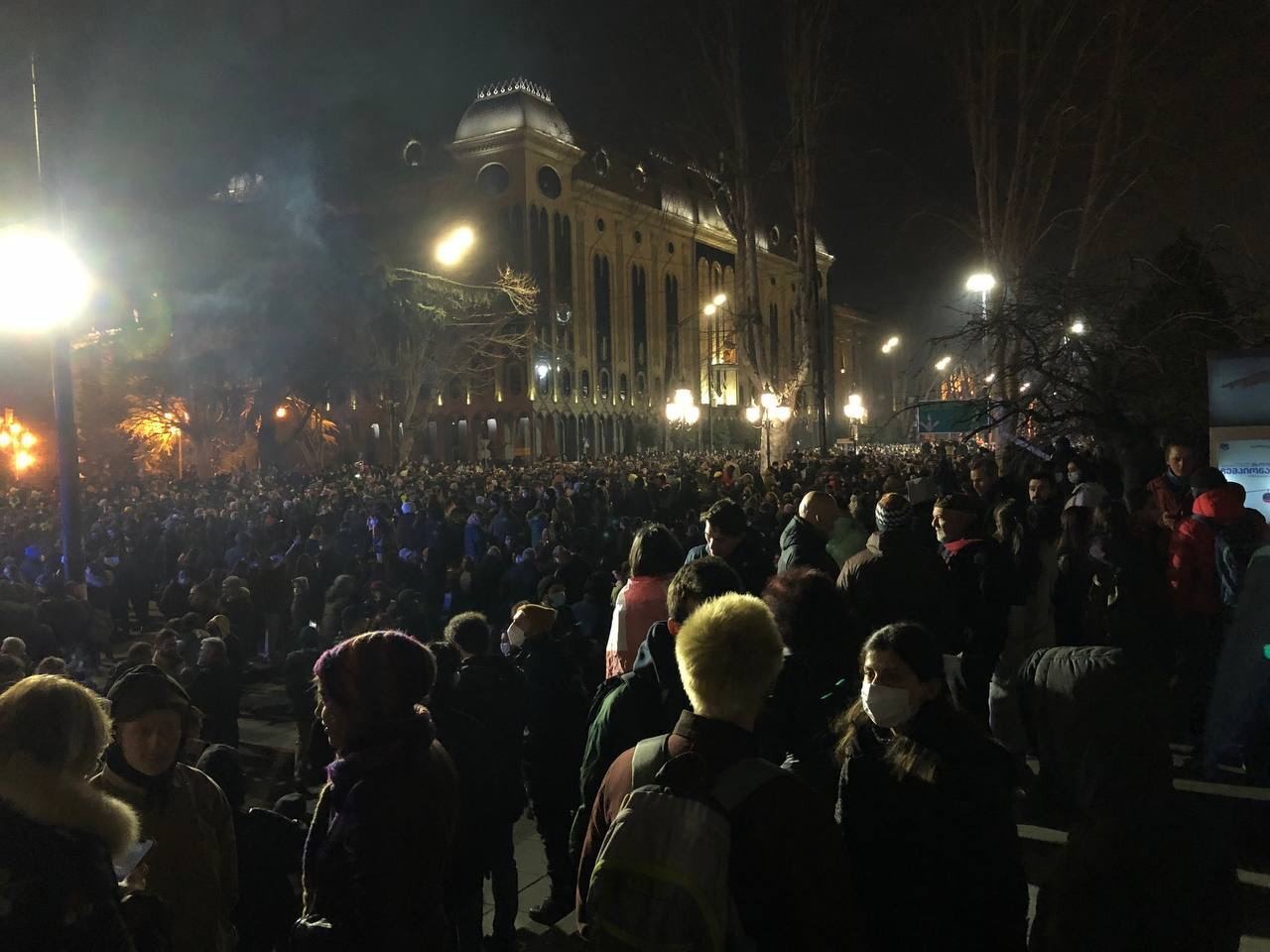 В Тбилиси многолюдный протест из-за скандального закона об "иноагентах": полиция применила слезоточивый газ, есть задержанные. Фото и видео