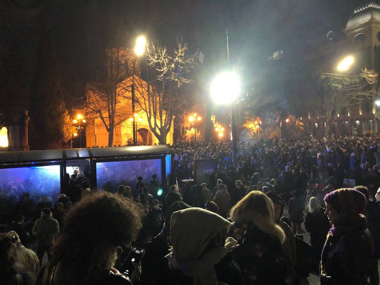 У Тбілісі багатолюдний протест через скандальний закон про "іноагентів": поліція застосувала сльозогінний газ, є затримані. Фото і відео