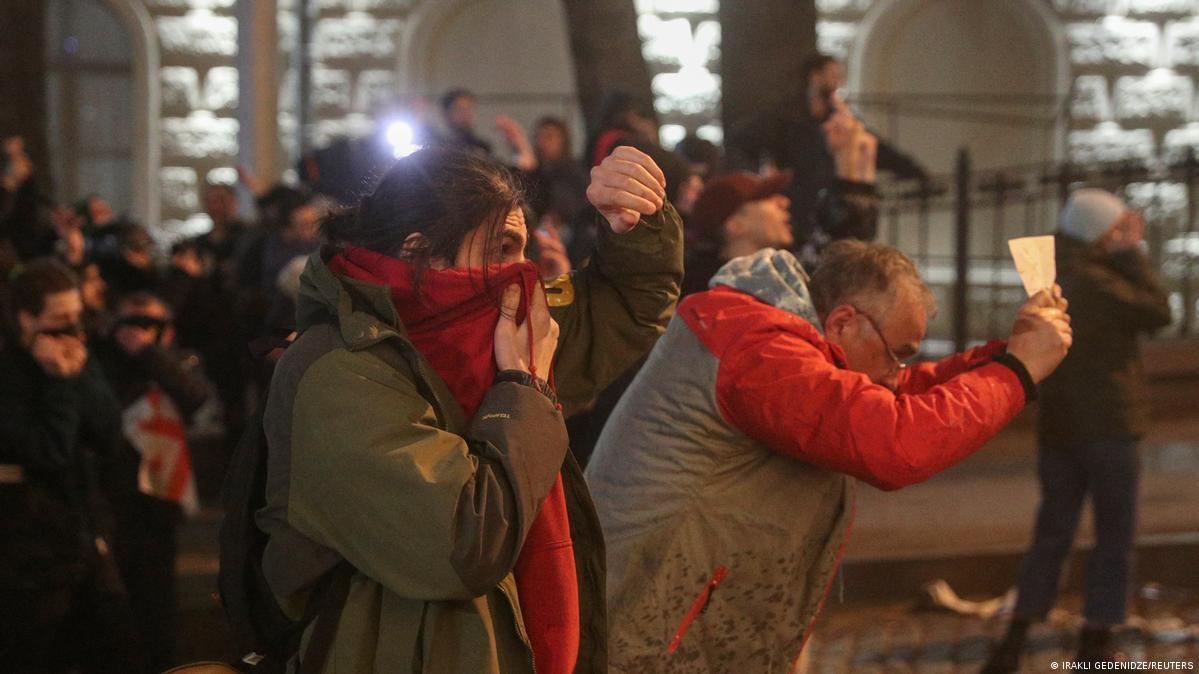 В Тбилиси многолюдный протест из-за скандального закона об "иноагентах": полиция применила слезоточивый газ, есть задержанные. Фото и видео