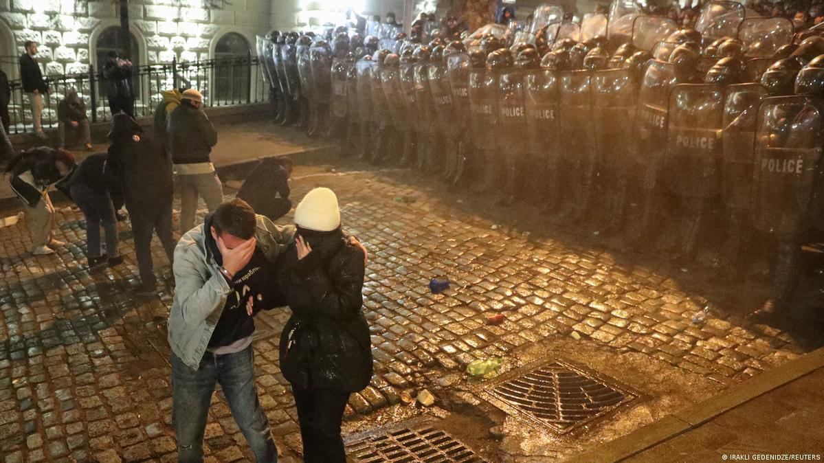 У Тбілісі багатолюдний протест через скандальний закон про "іноагентів": поліція застосувала сльозогінний газ, є затримані. Фото і відео