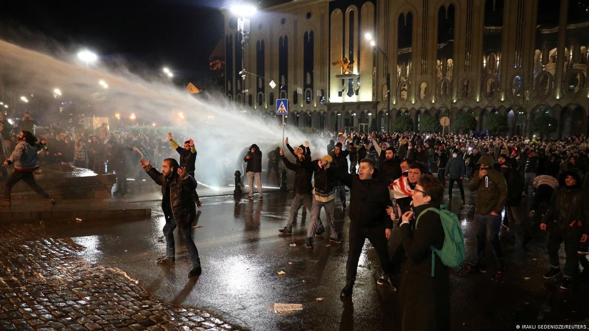 В Тбилиси многолюдный протест из-за скандального закона об "иноагентах": полиция применила слезоточивый газ, есть задержанные. Фото и видео