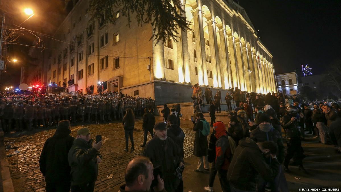 У Тбілісі багатолюдний протест через скандальний закон про "іноагентів": поліція застосувала сльозогінний газ, є затримані. Фото і відео